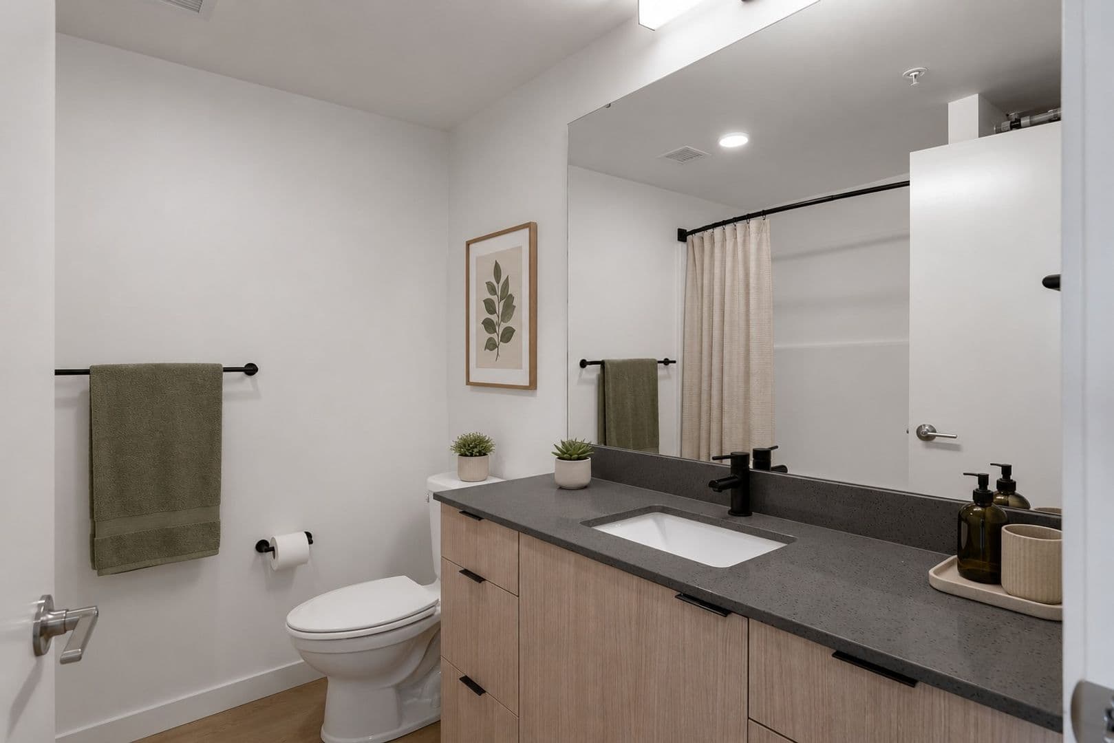 Seattle Apartment: 404 16th Ave S