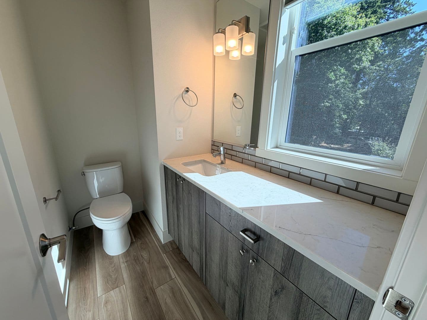 LAKE OSWEGO Apartment: 15948 QUARRY RD.