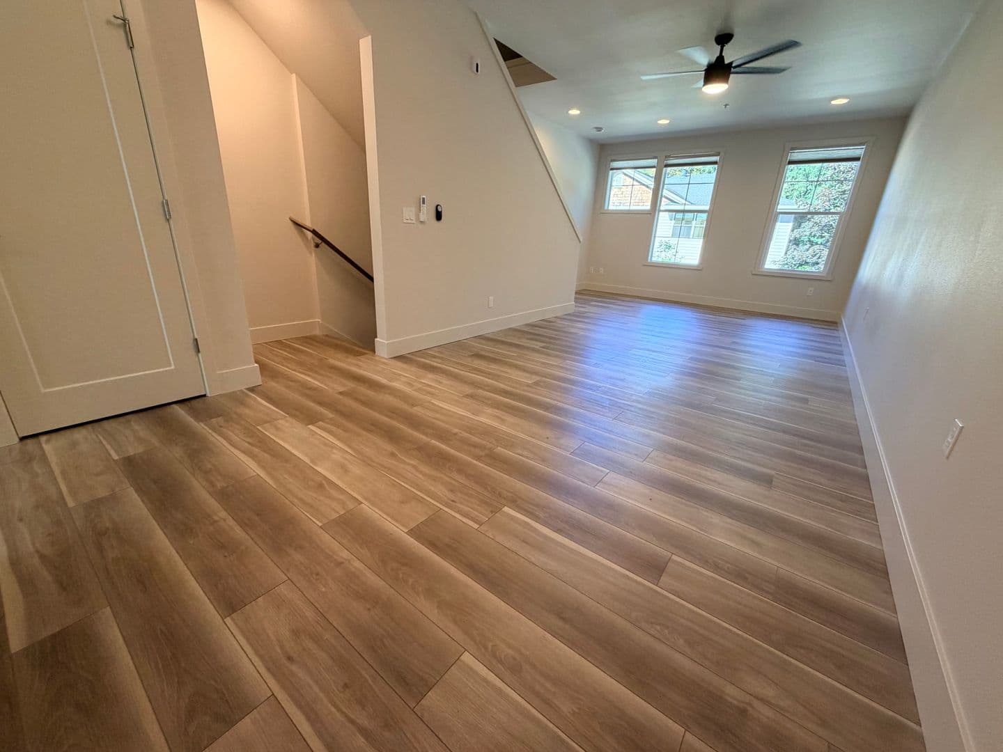 LAKE OSWEGO Apartment: 15948 QUARRY RD.