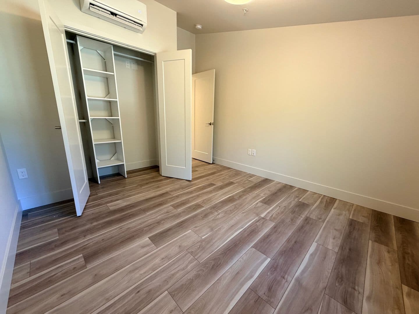 LAKE OSWEGO Apartment: 15948 QUARRY RD.