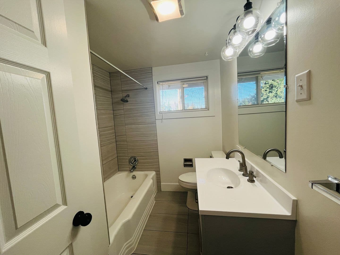 OREGON CITY Apartment: 409 & 411 EASTFIELD DR.