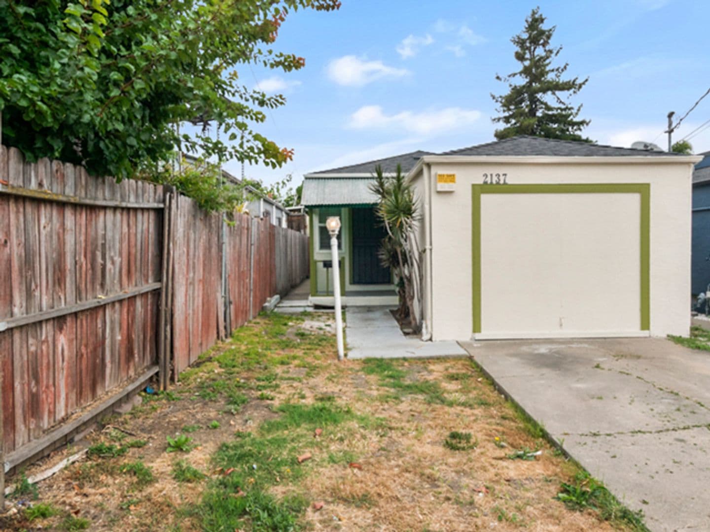 OAKLAND House: 2137 104TH AVENUE