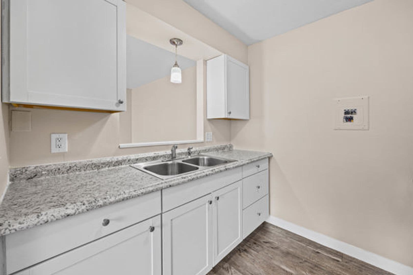 Greece Apartment: 138-154 Woodhill Drive