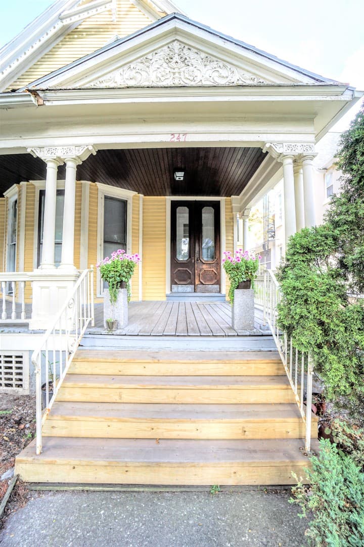 Rochester Apartment: 247 Meigs St