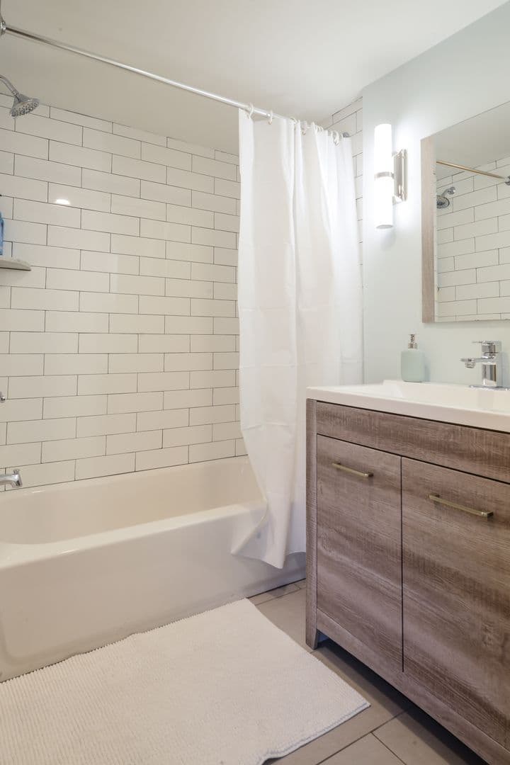 Philadelphia Apartment: 2032 Race Street