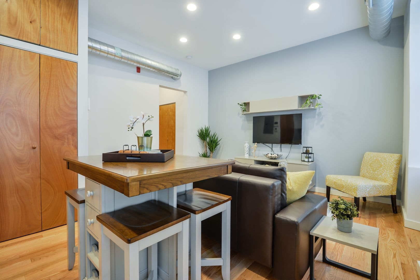 Philadelphia Apartment: 2032 Race Street