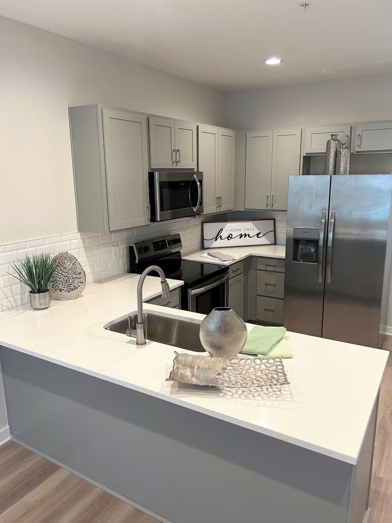 Hendersonville Apartment: 802 Old Town Circle