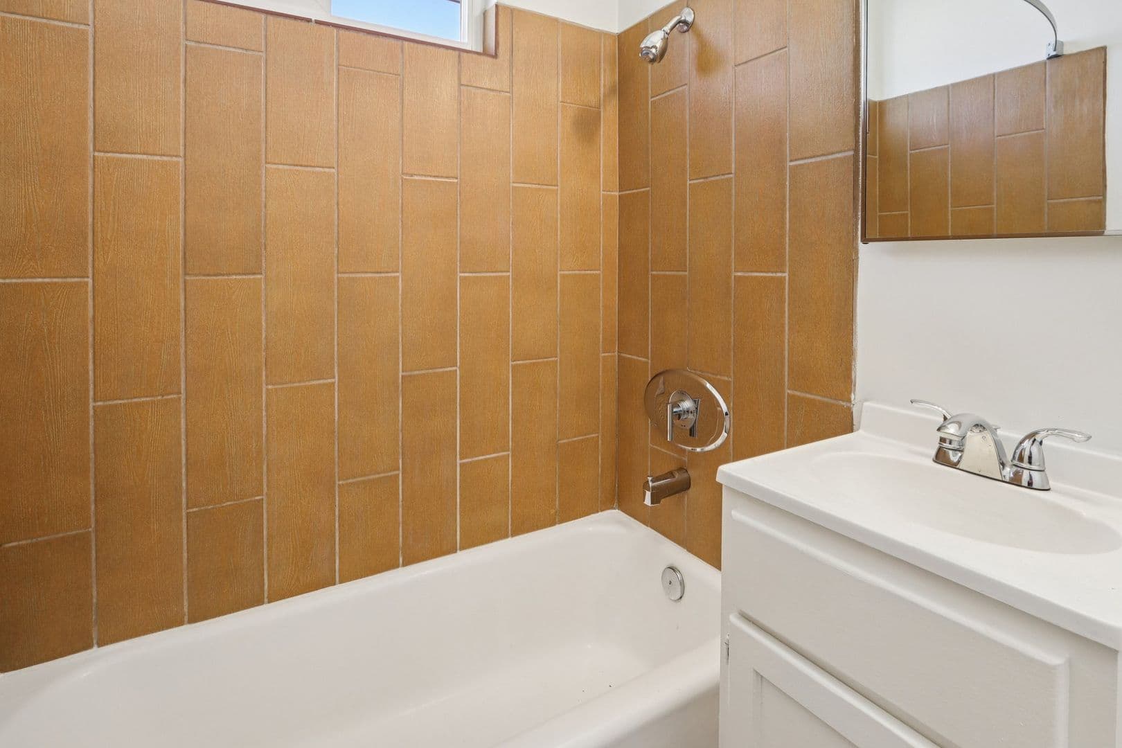 Los Angeles Apartment: 4307 W. 28th St