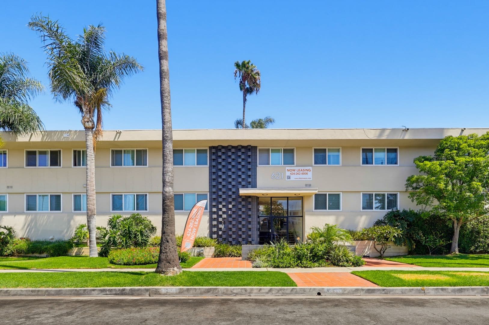 Inglewood Apartment: 621 E. 99th St