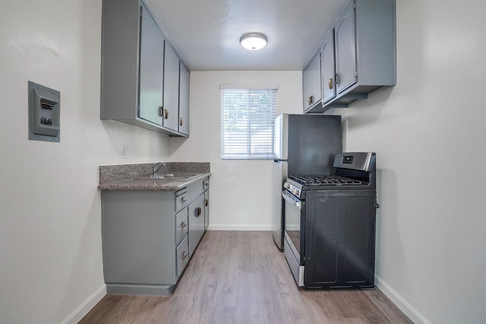 Los Angeles Apartment: 2249 W. 24th St