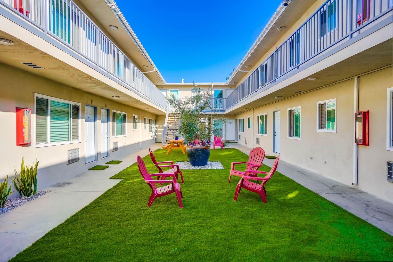 Inglewood Apartment: 822 N. Inglewood Ave