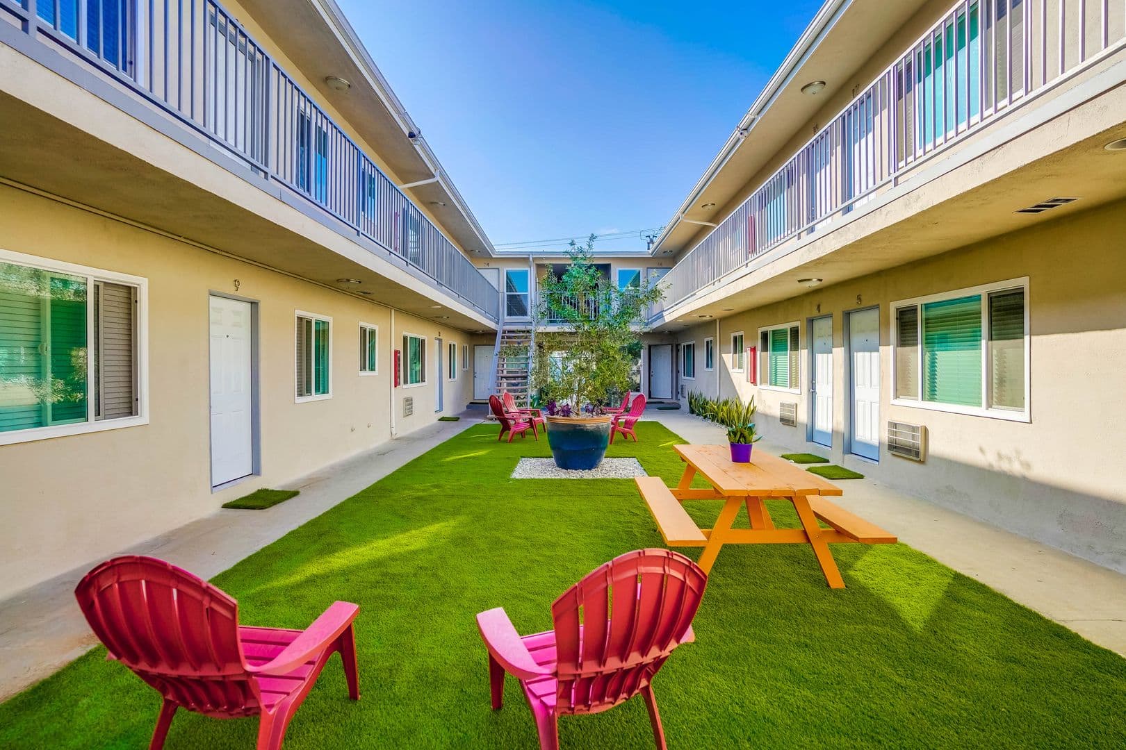 Inglewood Apartment: 822 N. Inglewood Ave