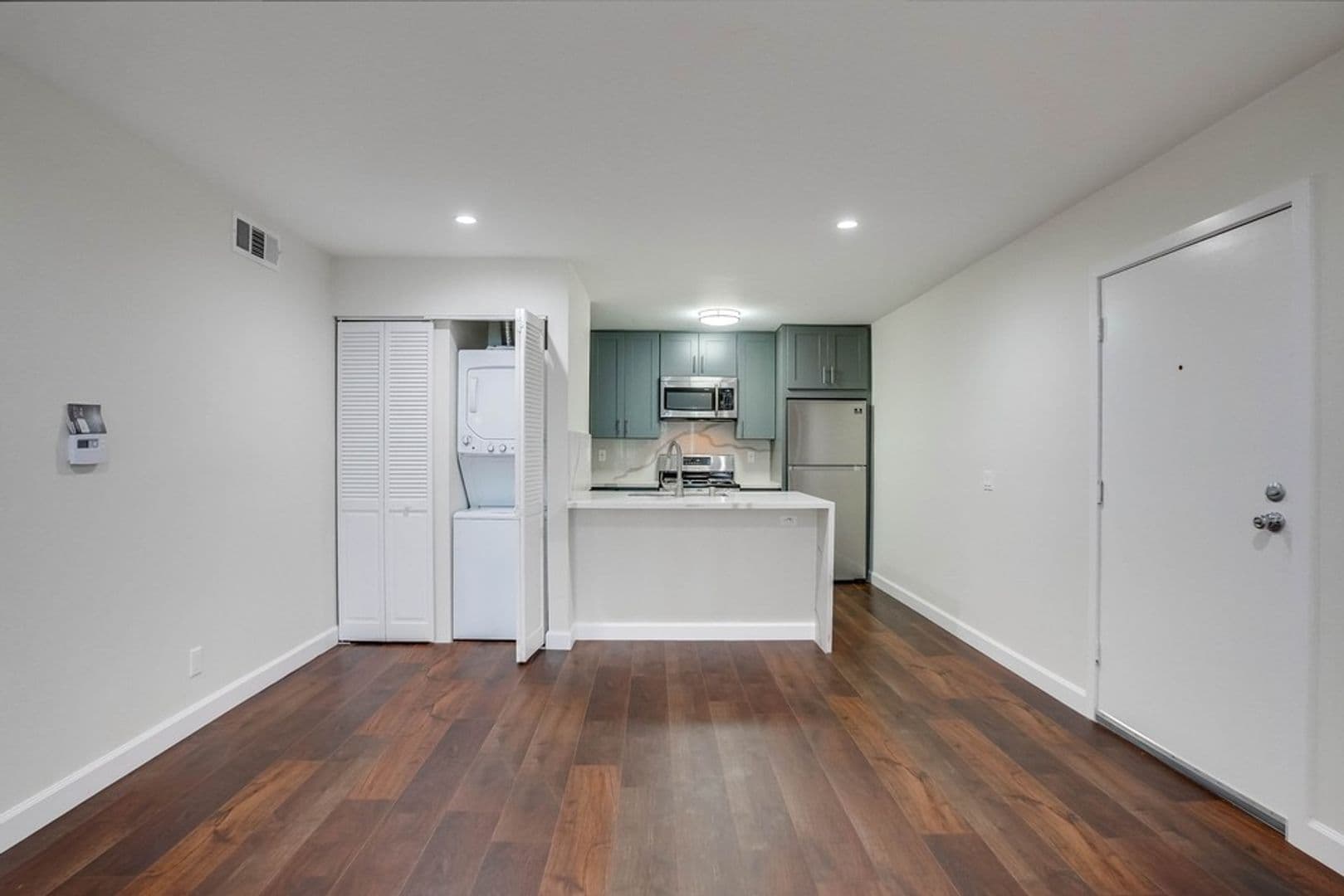Los Angeles Apartment: 4040 S Hoover St #4040-304