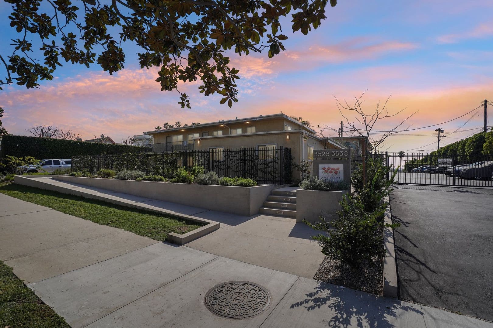 Los Angeles Apartment: 3528 - 3530 W. Adams Blvd.