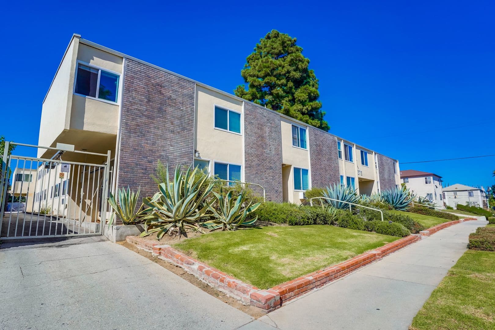 Los Angeles Apartment: 3715 W. 27th St