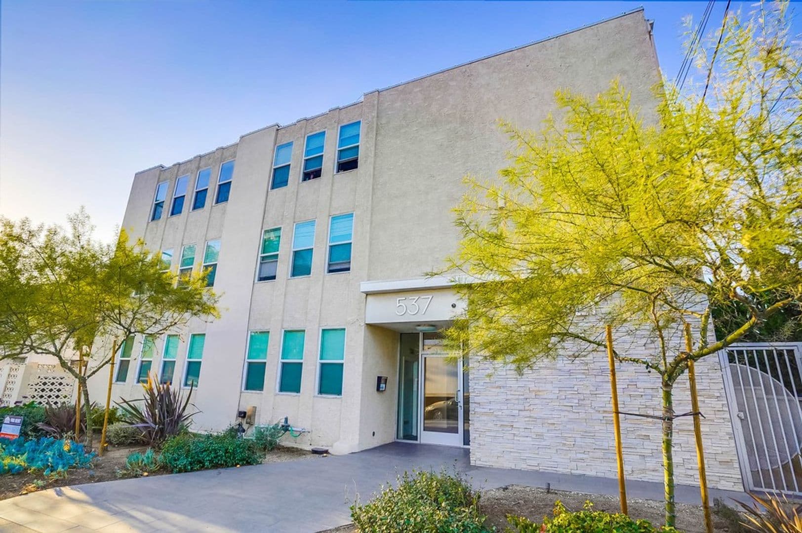 Inglewood Apartment: 537 W. Hyde Park Blvd