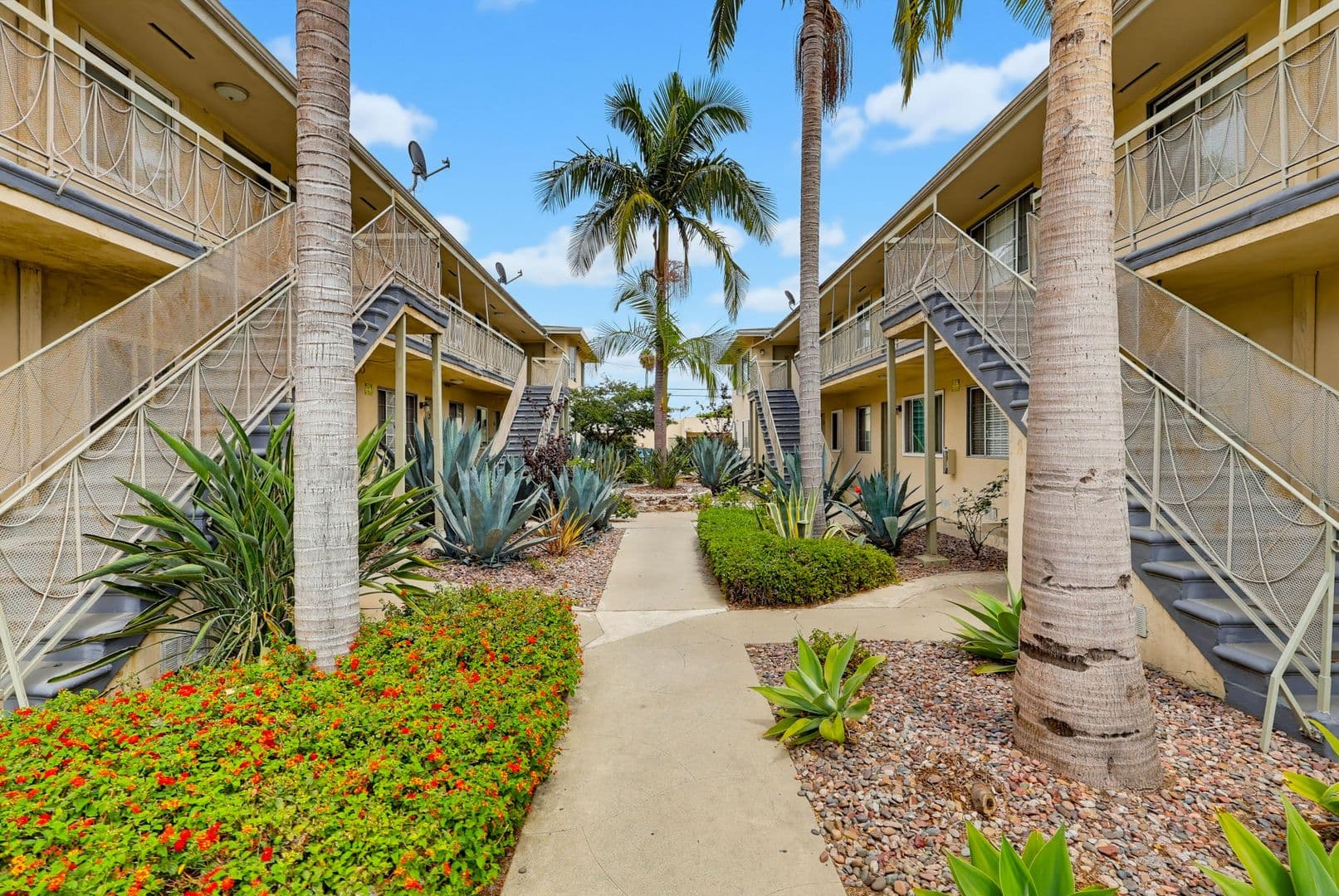 Los Angeles Apartment: 6028 - 6100 West Blvd