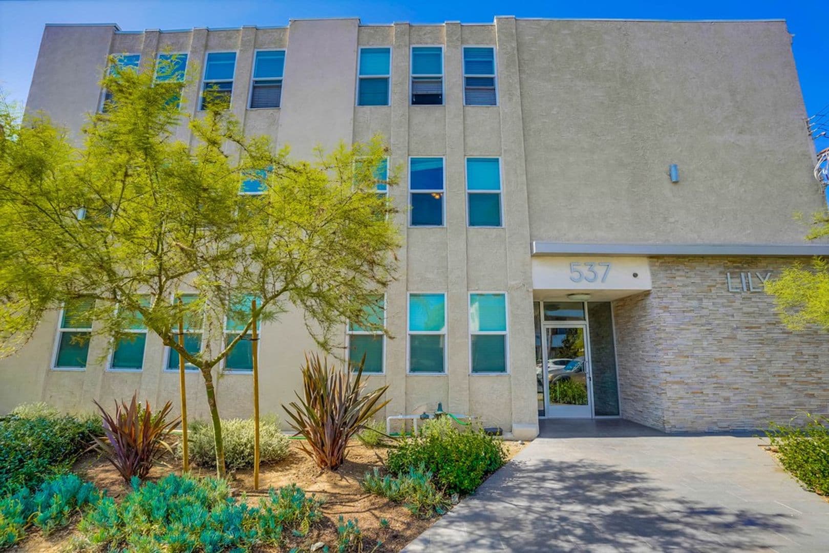 Inglewood Apartment: 537 W. Hyde Park Blvd