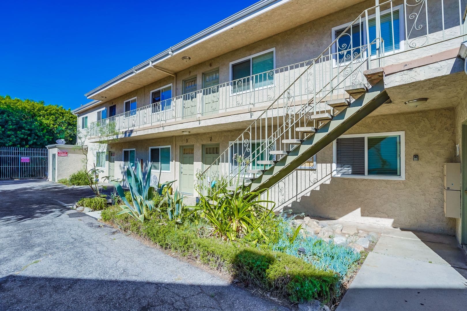 Los Angeles Apartment: 2249 W. 24th St