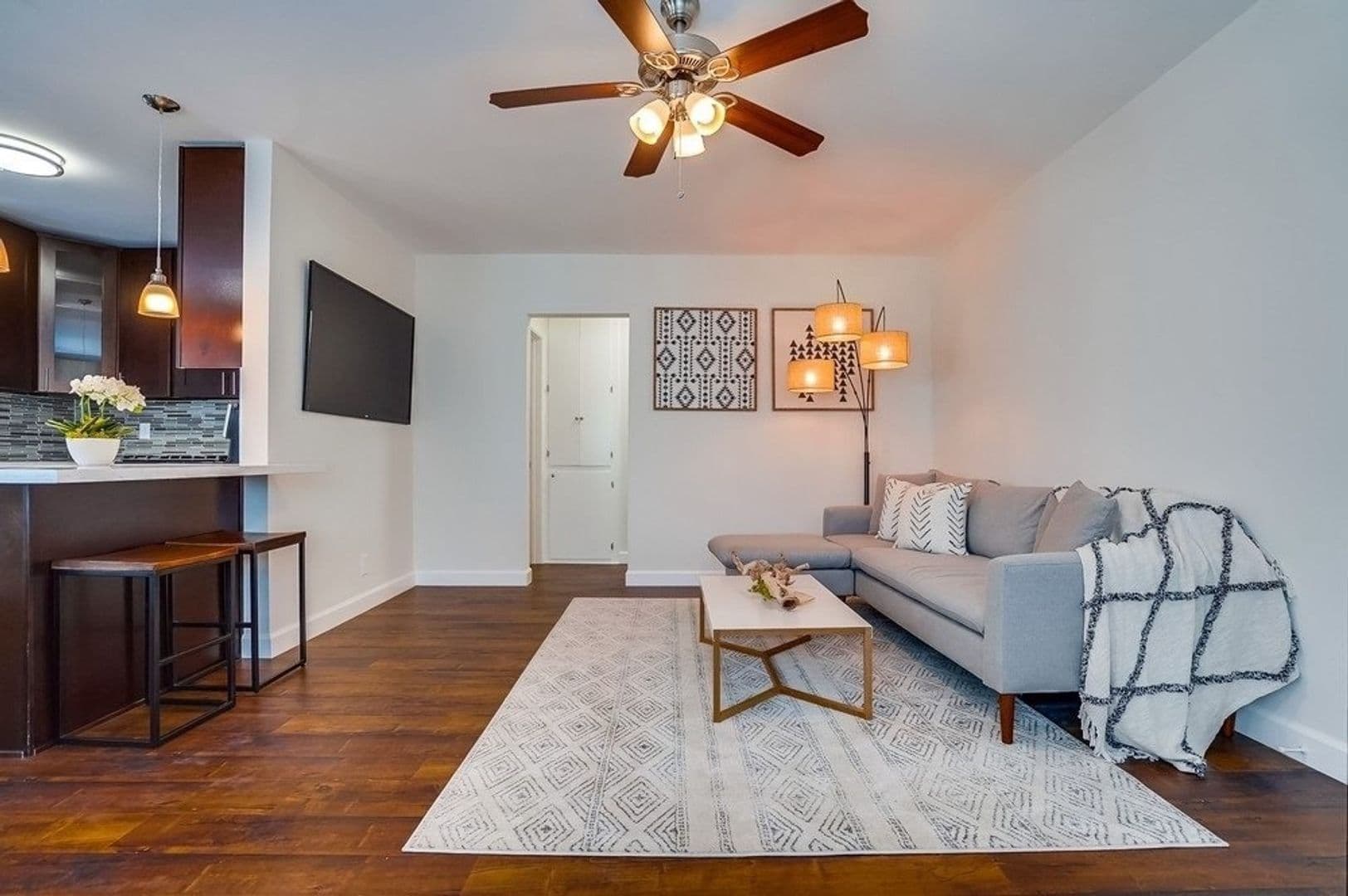 Inglewood Apartment: 629 - 633 W. Hyde Park Blvd