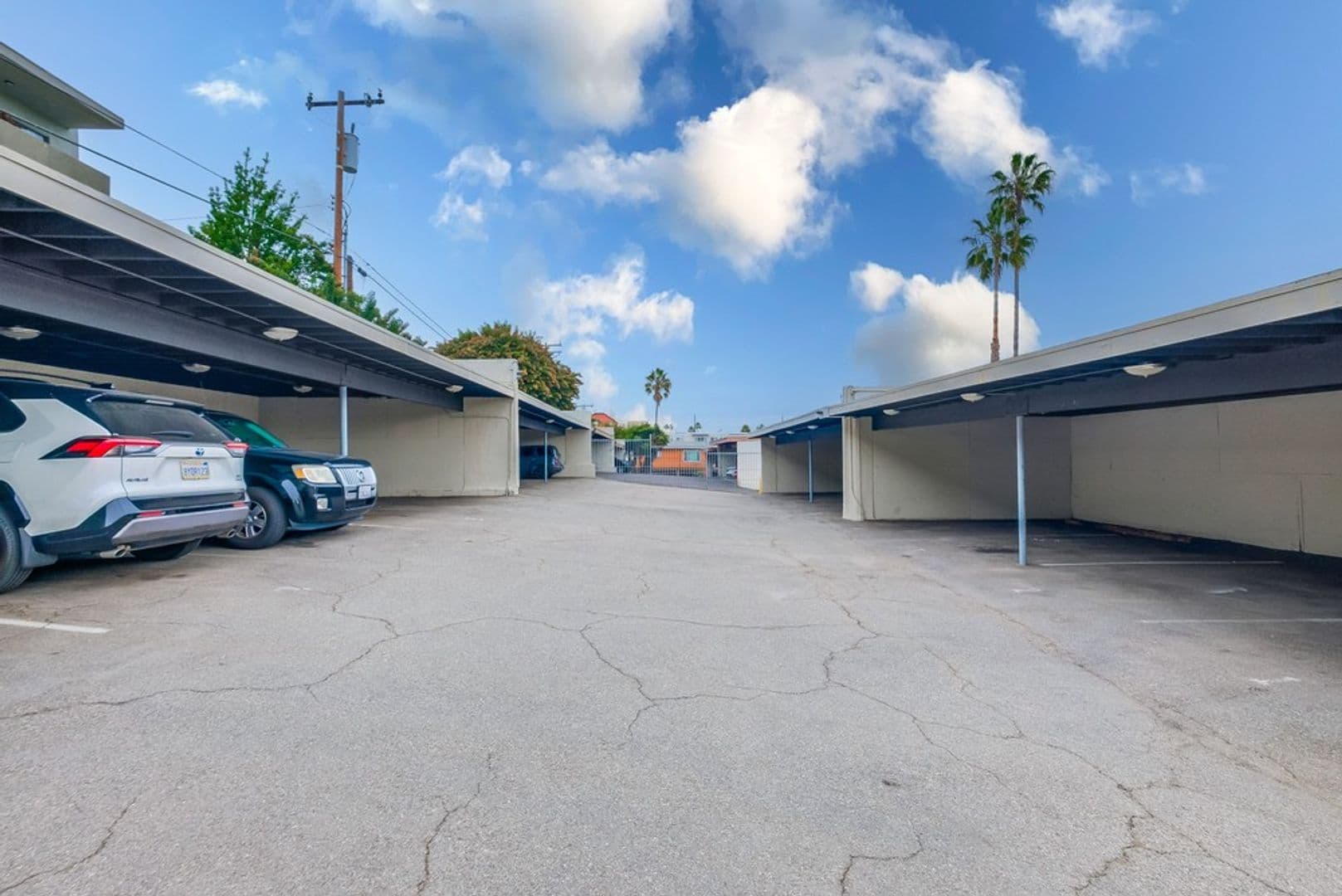 Inglewood Apartment: 629 - 633 W. Hyde Park Blvd