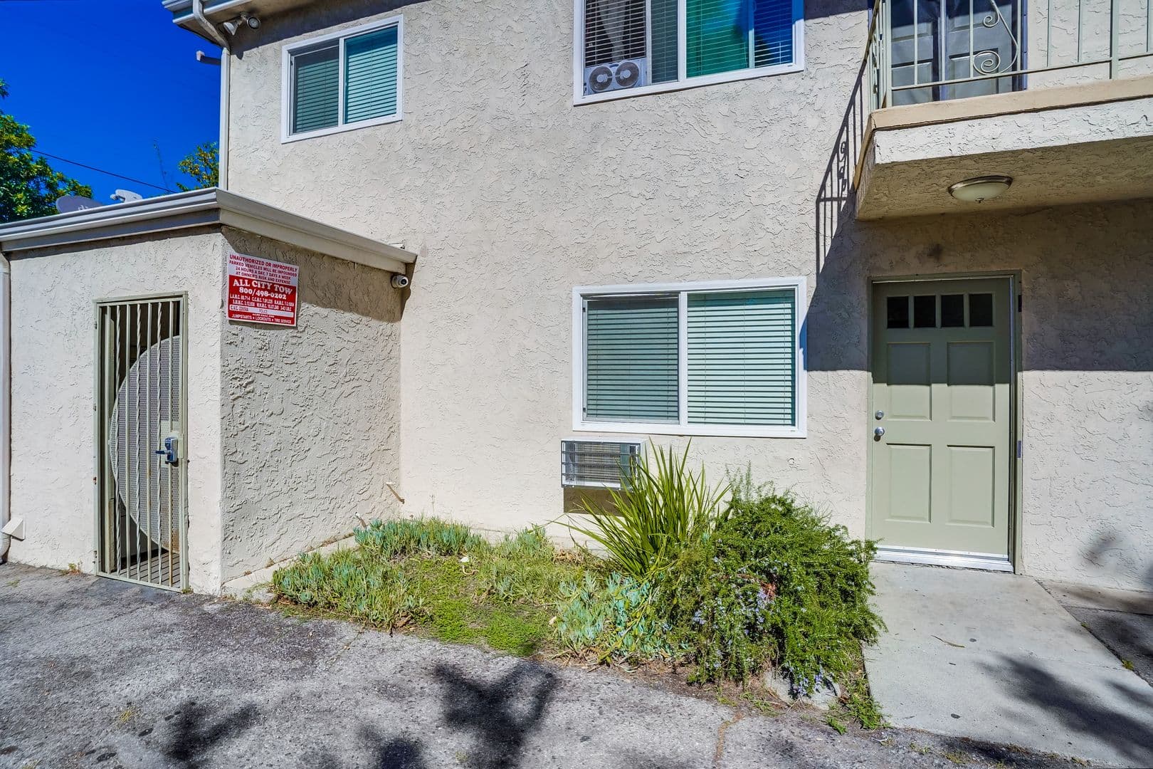 Los Angeles Apartment: 2249 W. 24th St