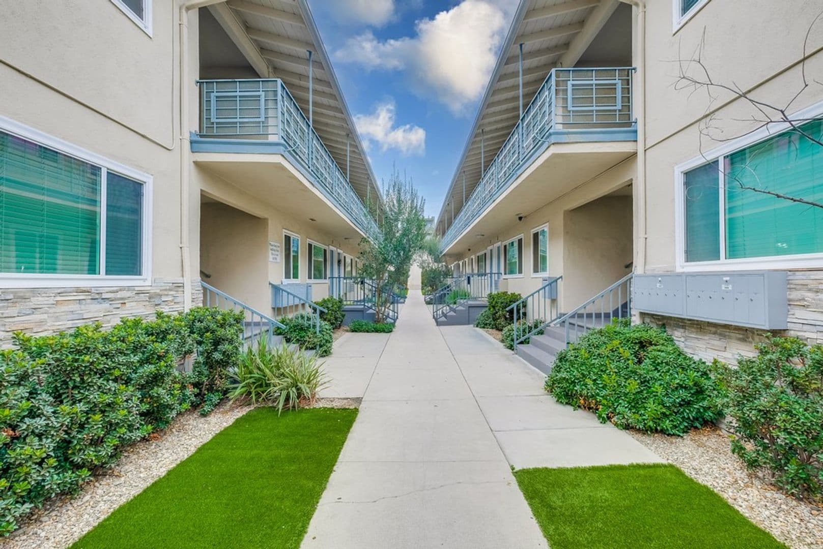 Inglewood Apartment: 629 - 633 W. Hyde Park Blvd