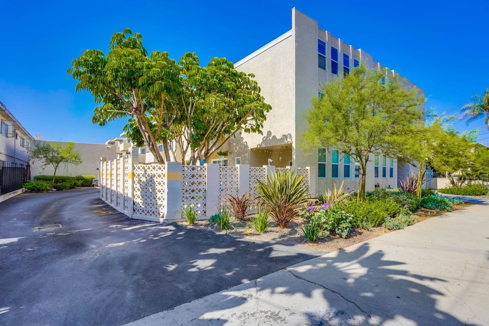 Inglewood Apartment: 537 W. Hyde Park Blvd