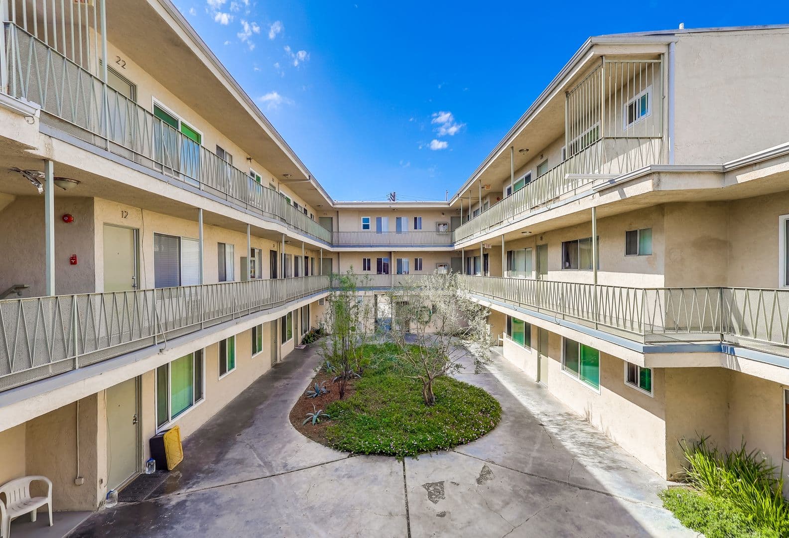 Los Angeles Apartment: 6419 10th Ave