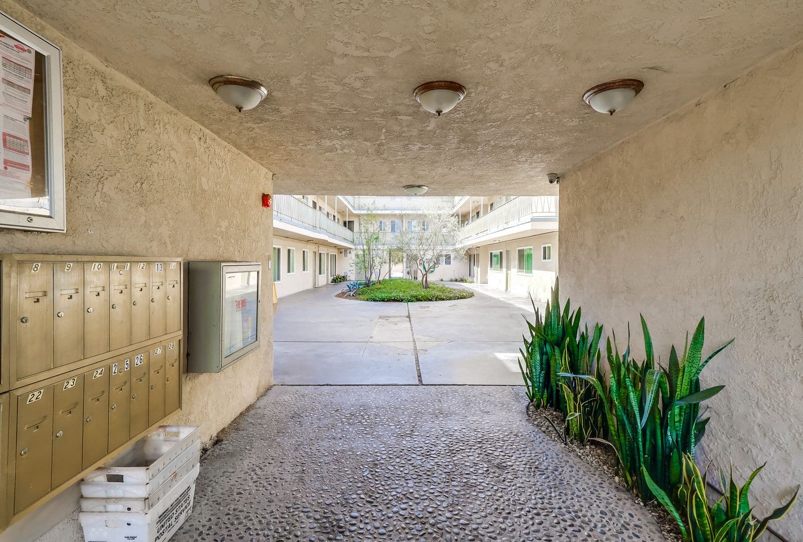 Los Angeles Apartment: 6419 10th Ave