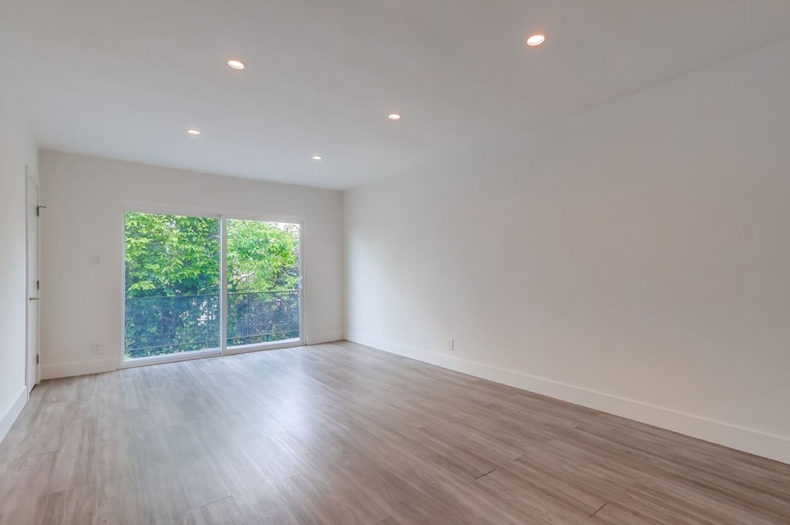 Los Angeles Apartment: 4037 W. 28th St