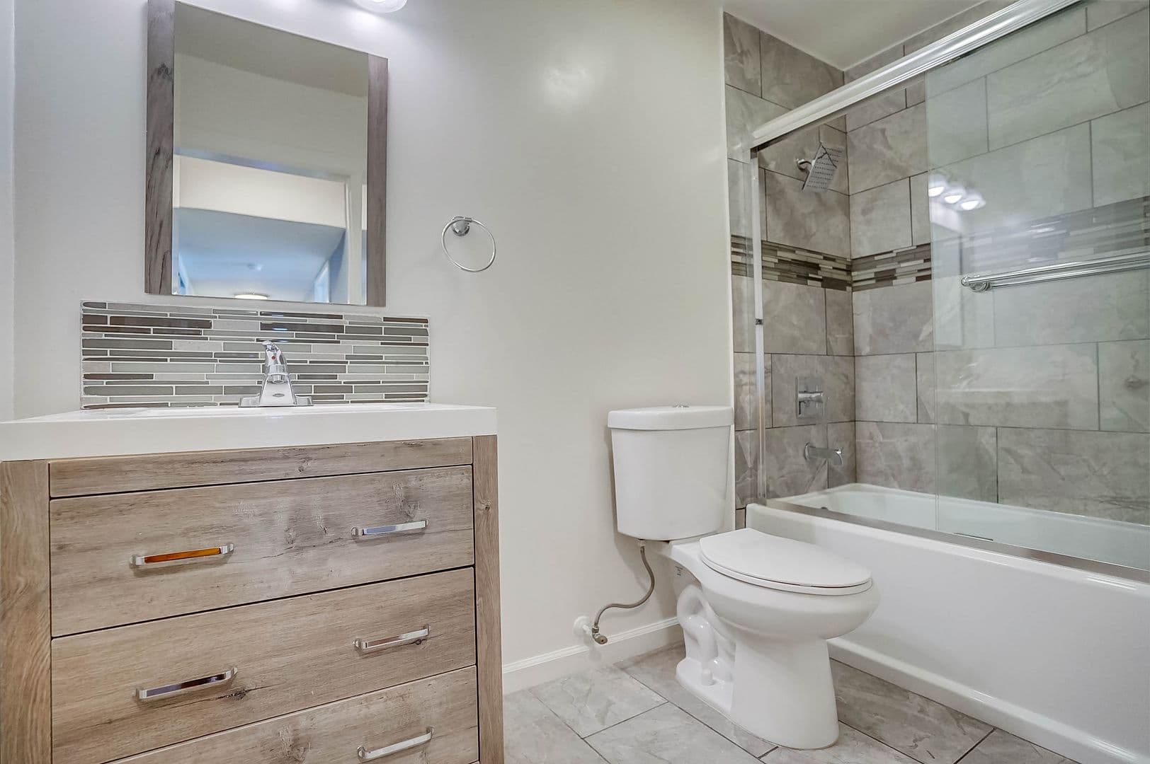 Inglewood Apartment: 821 N. Austin Ave