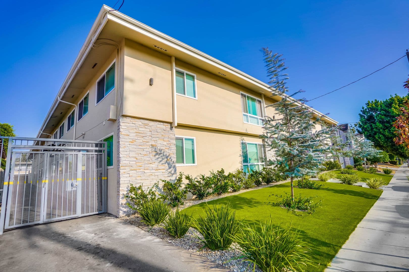 Inglewood Apartment: 822 N. Inglewood Ave