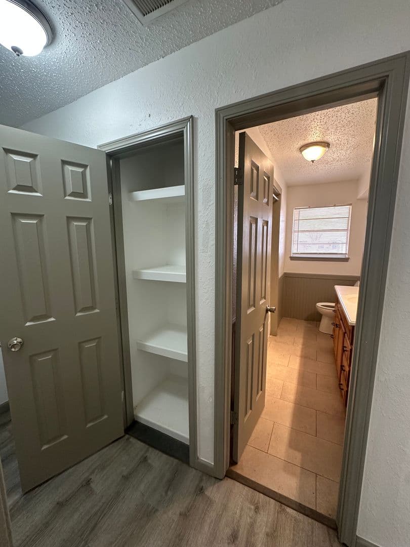 Moore House: 910 Craig Dr