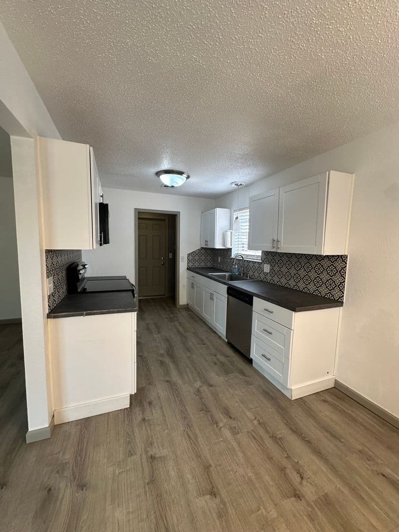 Moore House: 910 Craig Dr