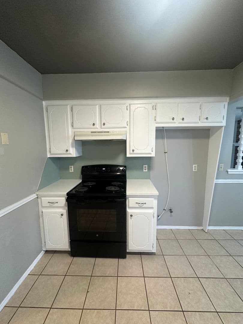 Moore House: 1112 SE 8th St