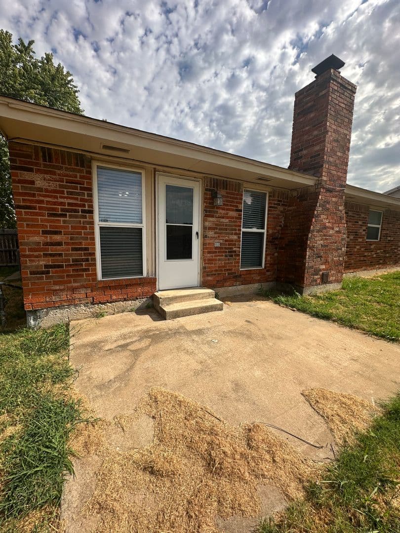 Moore House: 1112 SE 8th St