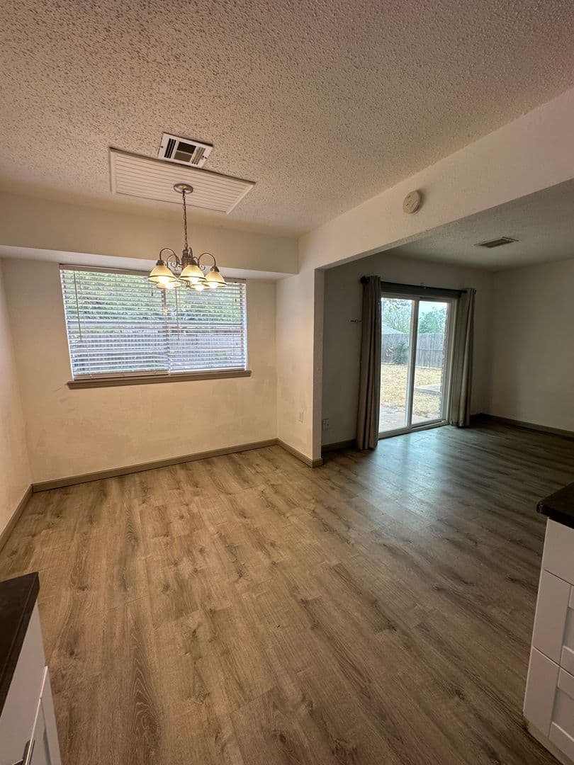 Moore House: 910 Craig Dr