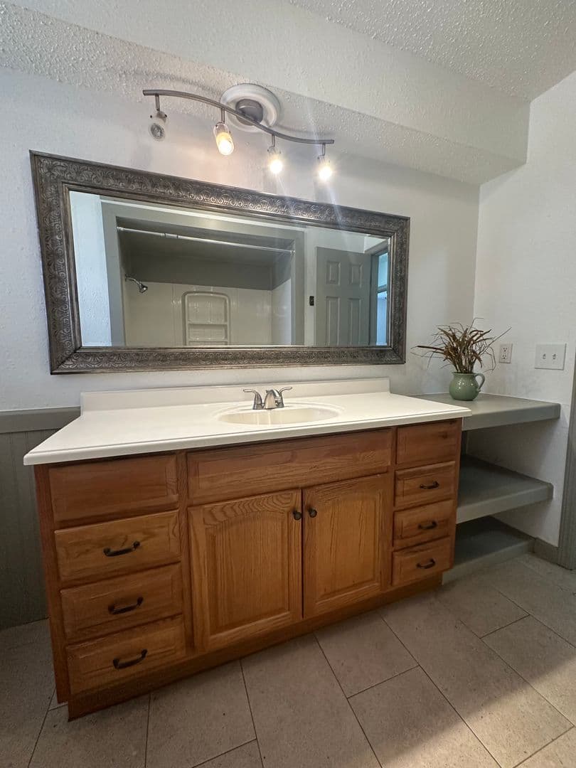 Moore House: 910 Craig Dr