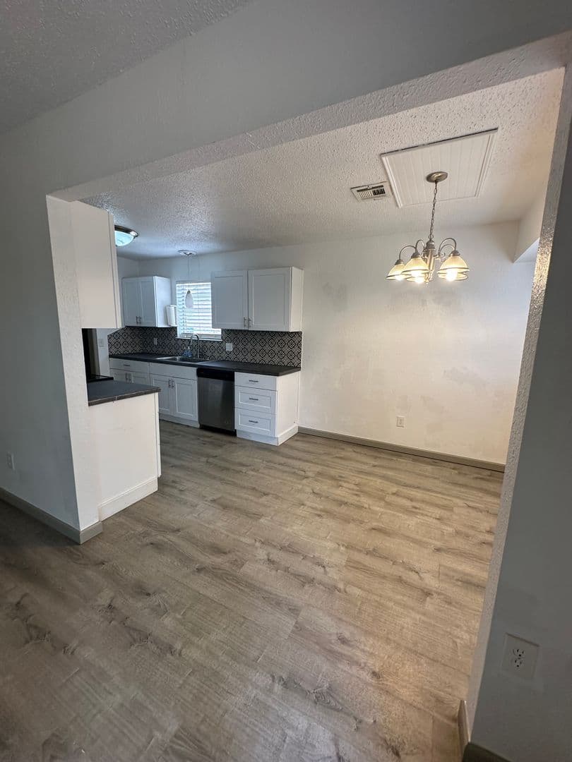 Moore House: 910 Craig Dr
