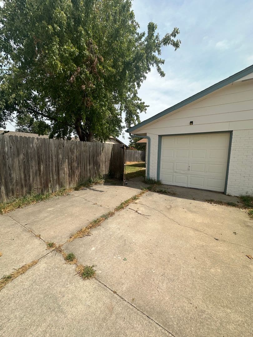 Moore House: 2109 Meench