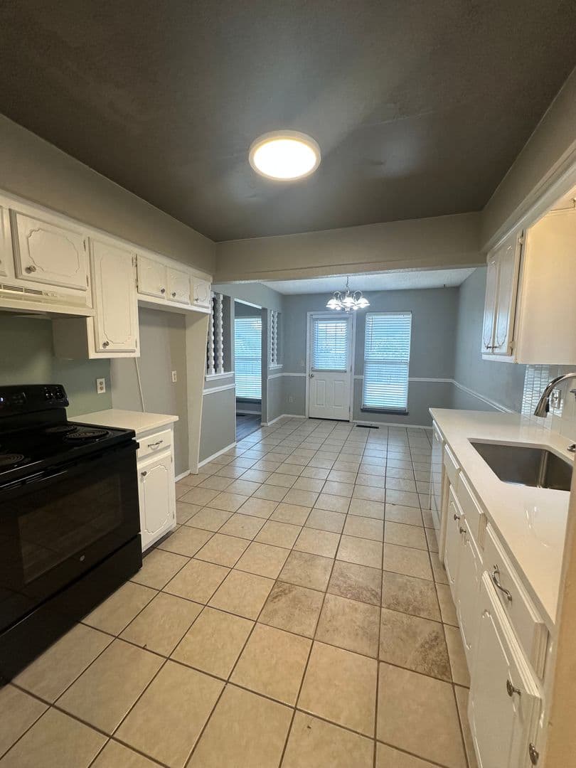 Moore House: 1112 SE 8th St