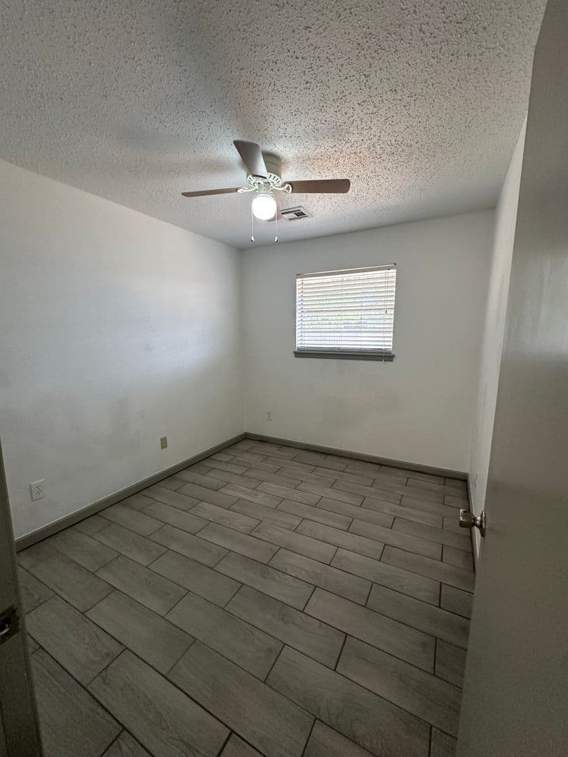 Moore House: 910 Craig Dr