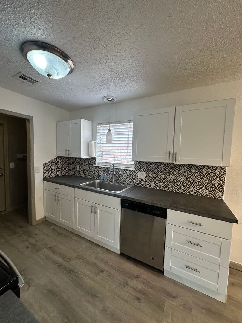Moore House: 910 Craig Dr