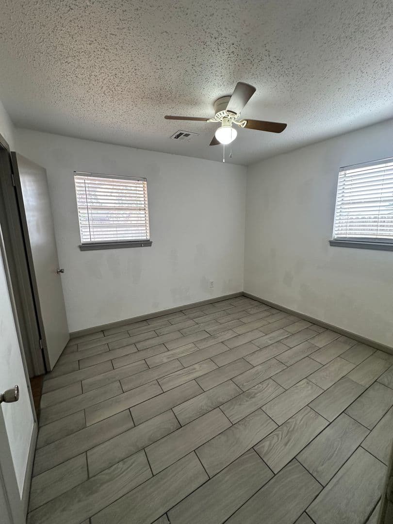 Moore House: 910 Craig Dr