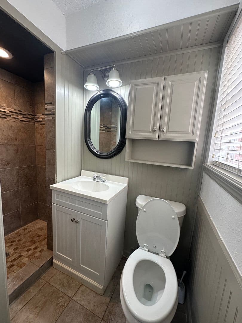 Moore House: 910 Craig Dr
