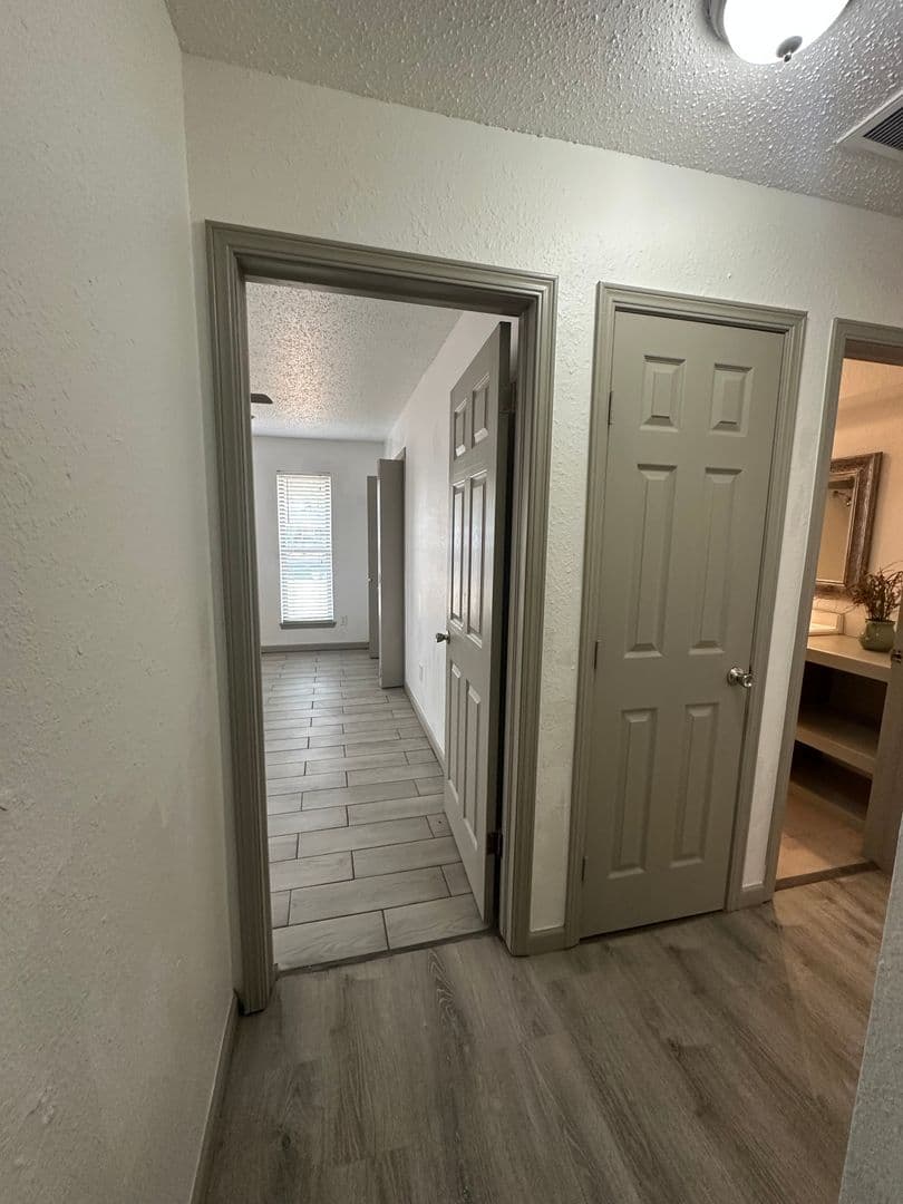 Moore House: 910 Craig Dr