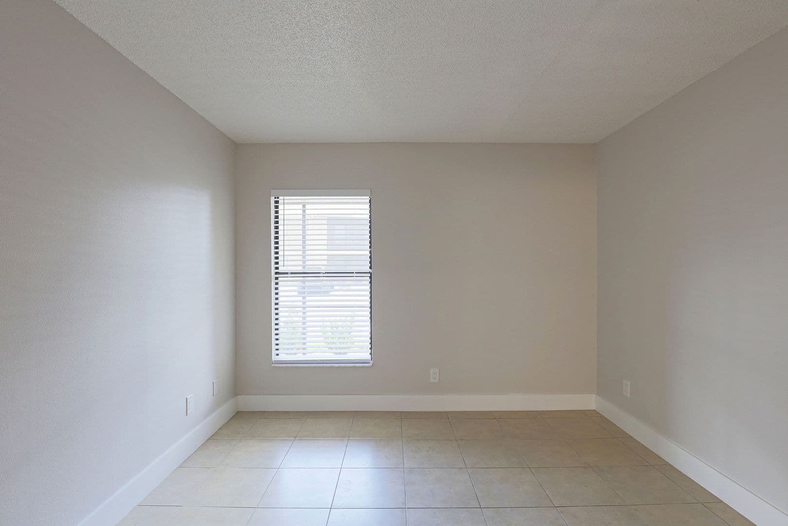 Fort Myers Apartment: 5323 Summerlin Rd #2307