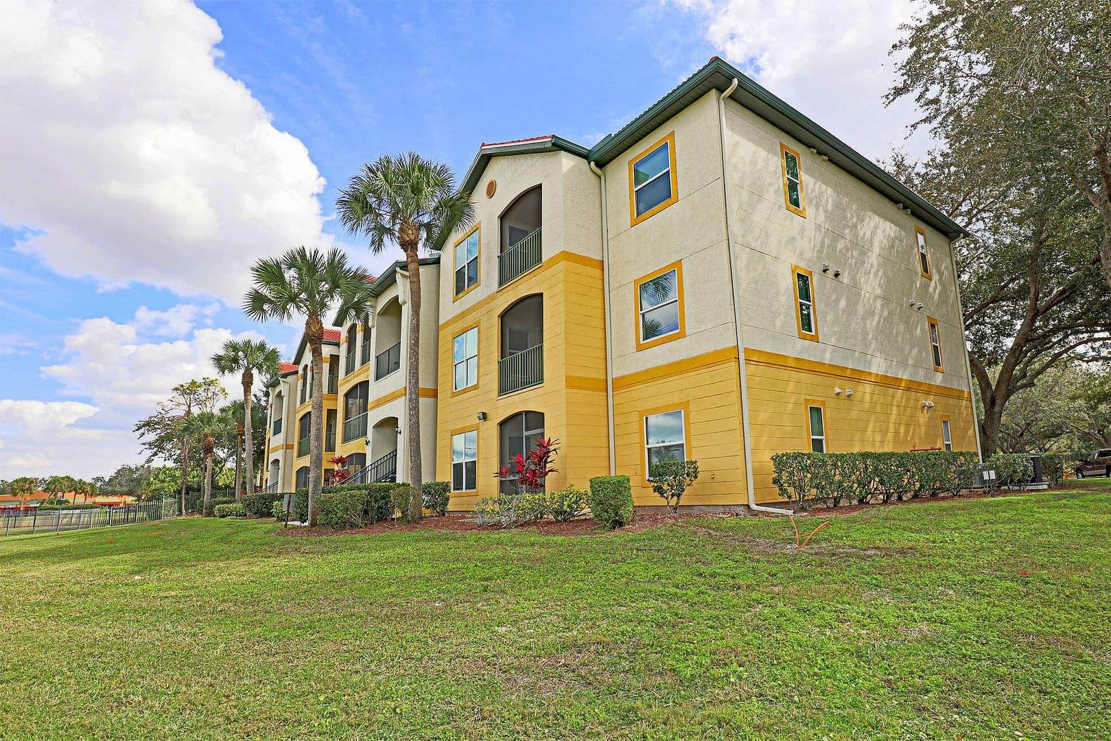Fort Myers Apartment: 11480 Villa Grand #123