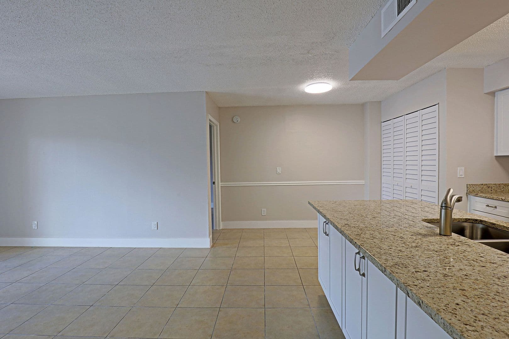 Fort Myers Apartment: 5323 Summerlin Rd #2307